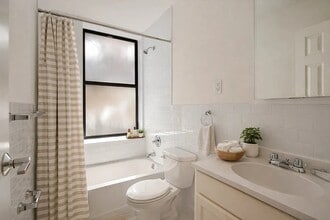 260 Elizabeth St, Unit 1A in New York, NY - Foto de edificio - Building Photo