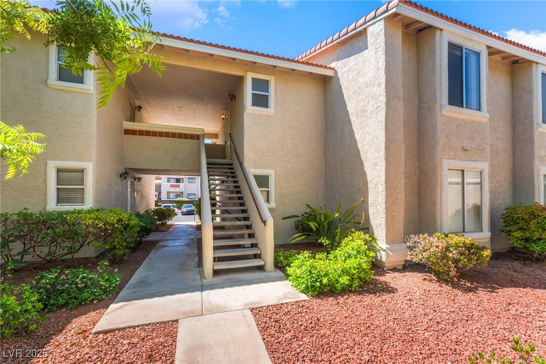 7300 W Pirates Cove Rd in Las Vegas, NV - Building Photo