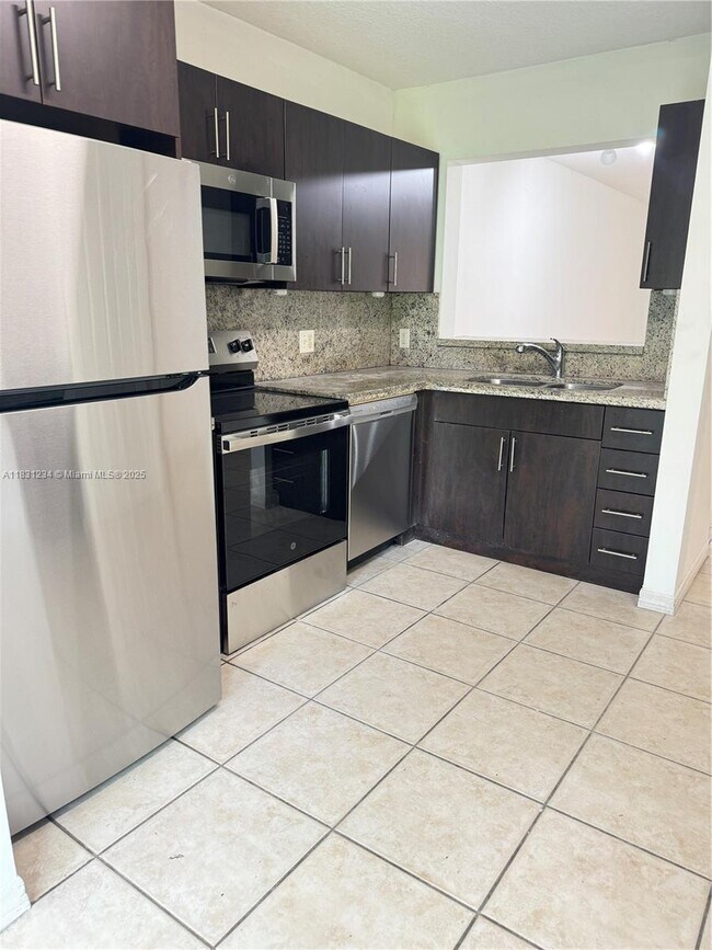7900 NW 6th St in Pembroke Pines, FL - Building Photo - Building Photo
