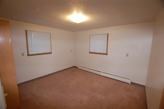 1304 19 1/2 St S in Moorhead, MN - Foto de edificio - Building Photo