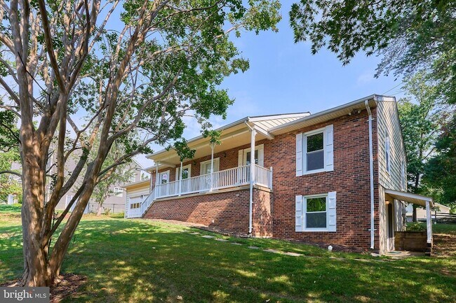 8332 Hilltop Ave in Vienna, VA - Foto de edificio - Building Photo