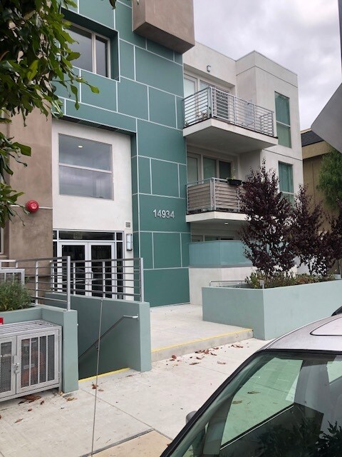 14934 Burbank Blvd in Los Angeles, CA - Building Photo - Building Photo