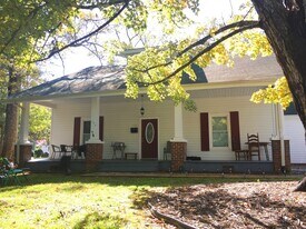 102 E Poplar Ave in Carrboro, NC - Building Photo