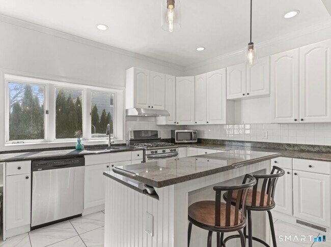 709 Tunxis Hill Rd in Fairfield, CT - Building Photo - Building Photo