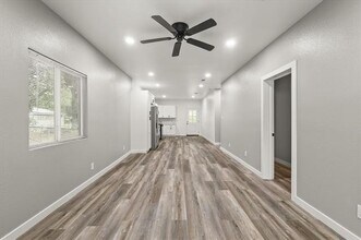 316 Thompson St in Irving, TX - Foto de edificio - Building Photo