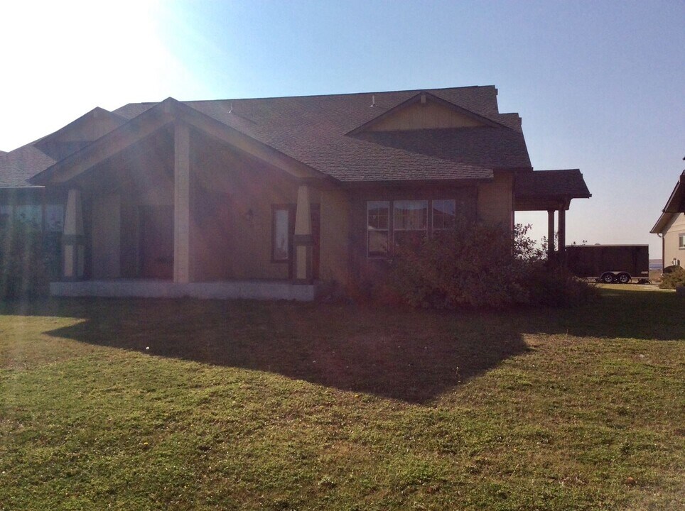 112 Central Ave in South Heart, ND - Building Photo