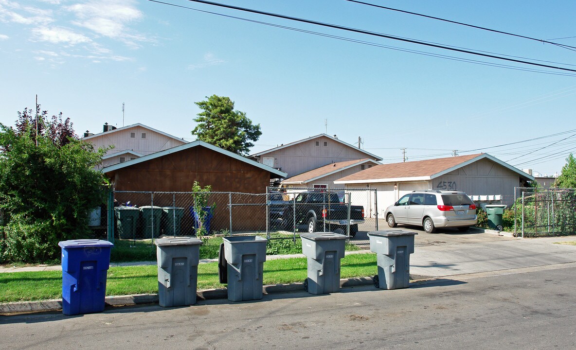 4530-4536 E White Ave in Fresno, CA - Building Photo