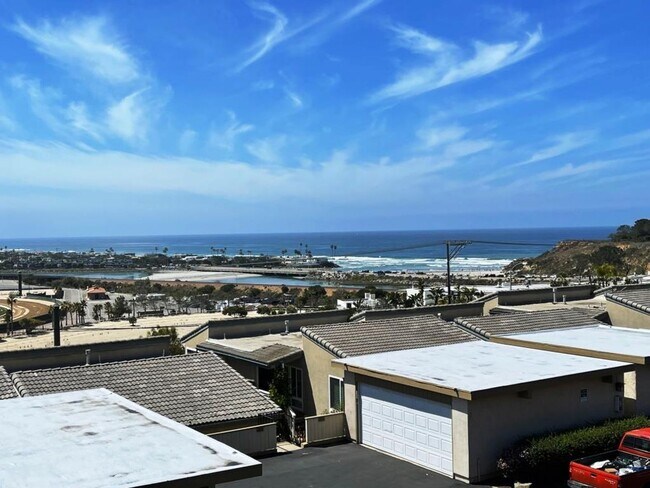 220 Turf View Dr in Solana Beach, CA - Building Photo - Building Photo
