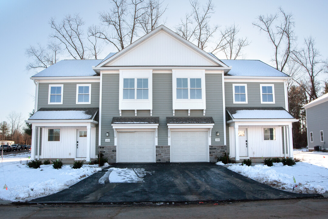 The Grand Meadows in East Granby, CT - Foto de edificio