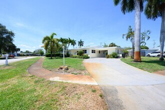 1452 Crest Dr in Lake Worth Beach, FL - Building Photo - Building Photo