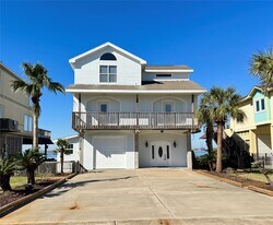 438 Jeanie Lynn St in Tiki Island, TX - Building Photo