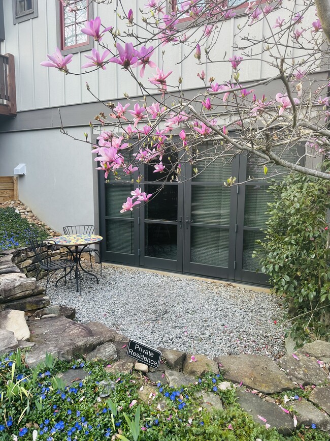 100 Nevada Ave, Unit Studio 3 in Asheville, NC - Foto de edificio - Building Photo