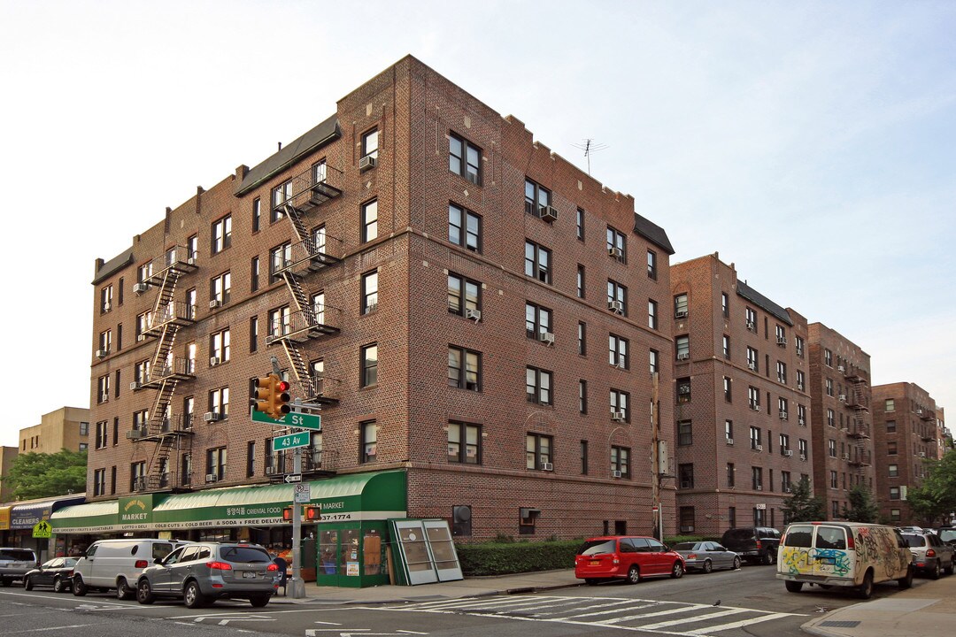 43-07 42nd St in Long Island City, NY - Foto de edificio