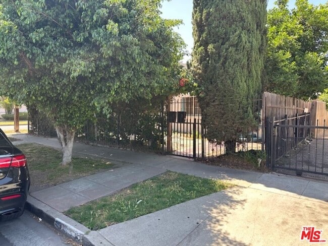 property at 652 E 74th St