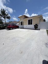 1670 NW 73rd St in Miami, FL - Building Photo