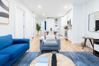 28 E 13th St in New York, NY - Building Photo - Building Photo