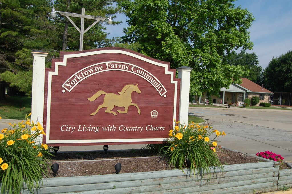Yorktowne Farm Apartments in Greenwood, IN