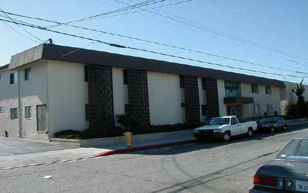 12233 Manor Dr. in Hawthorne, CA - Foto de edificio - Building Photo