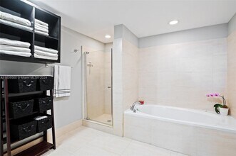 7929 West Dr, Unit 703 in North Bay Village, FL - Foto de edificio - Building Photo