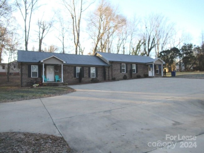 717 N State St in Lincolnton, NC - Foto de edificio - Building Photo