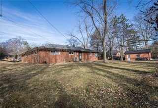 18 Forsythia Ln in Olivette, MO - Building Photo - Building Photo