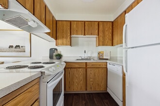 Timberline Apartments in Tigard, OR - Foto de edificio - Building Photo