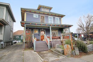 4033 SE Hawthorne Blvd in Portland, OR - Building Photo