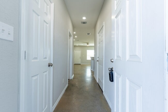 6906 Crestway Dr in San Antonio, TX - Building Photo - Building Photo