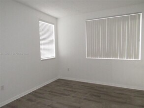 2401 W Preserve Way in Miramar, FL - Foto de edificio - Building Photo