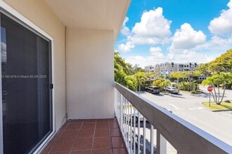 7701 Camino Real in Miami, FL - Building Photo - Building Photo