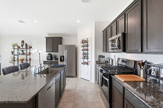 1046 Appaloosa Ln in Rosharon, TX - Foto de edificio - Building Photo