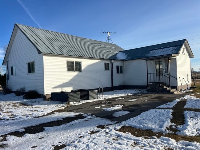 725 Sand Creek Rd in St Anthony, ID - Building Photo - Building Photo