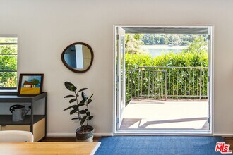 2055 W Silver Lake Dr in Los Angeles, CA - Building Photo - Building Photo