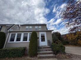 3 Brookwood St in Glen Head, NY - Building Photo