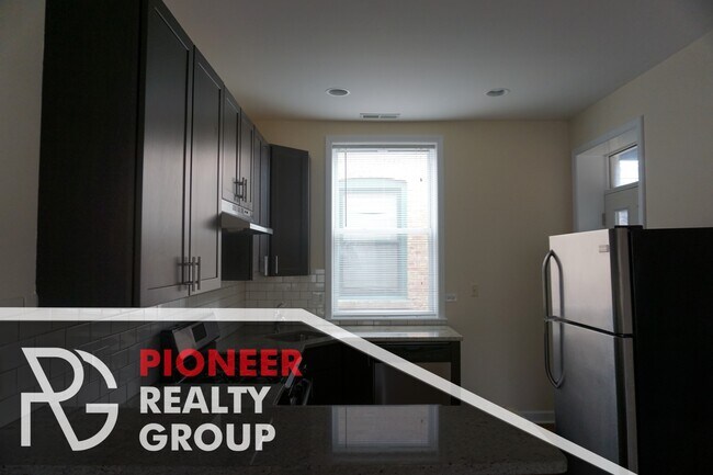 849 W Cornelia Ave, Unit 2 in Chicago, IL - Building Photo - Building Photo