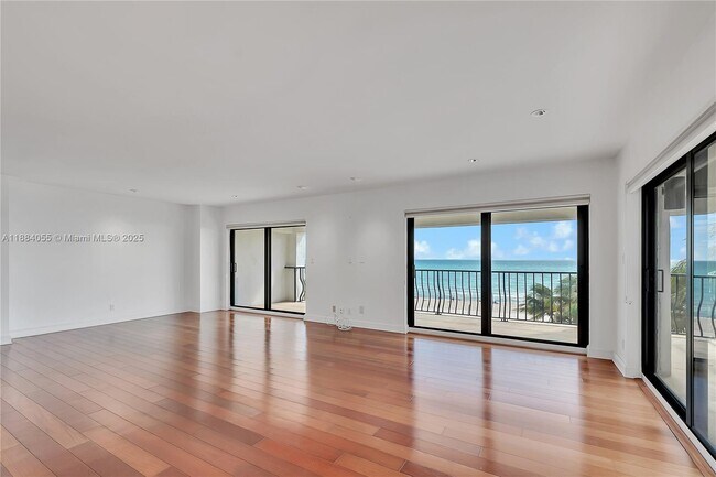 5415 Collins Ave in Miami Beach, FL - Building Photo - Building Photo