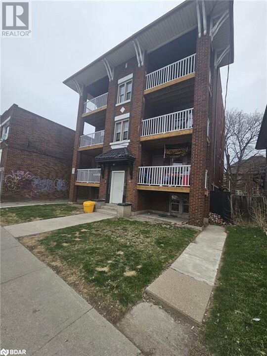 917 Main St E in Hamilton, ON - Building Photo