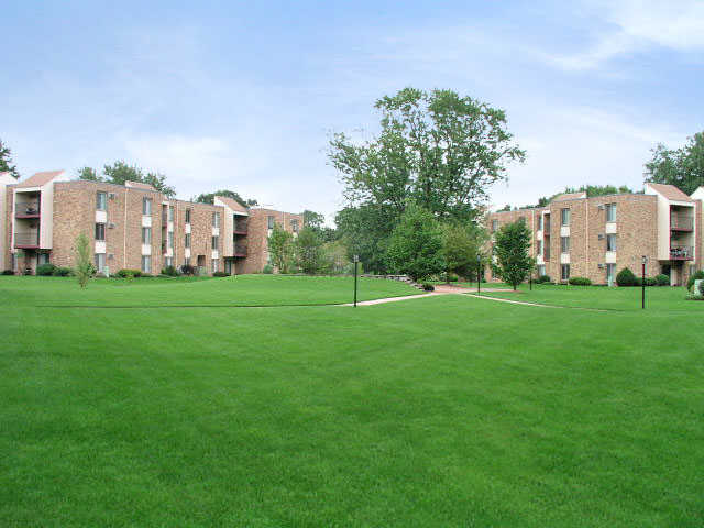 Silver Oaks Court Apartments photo'