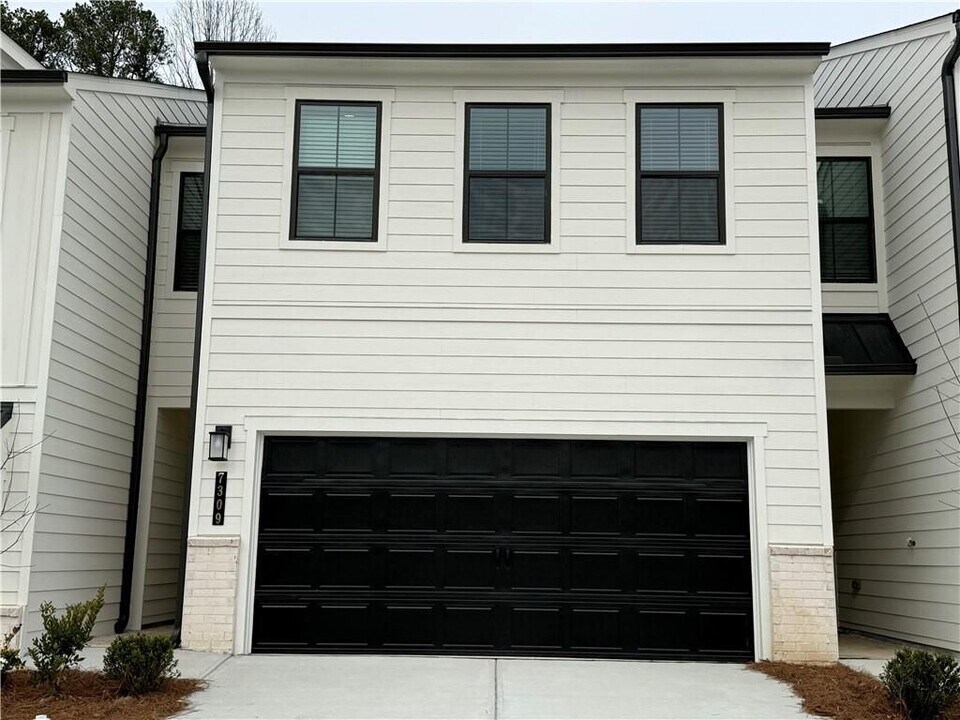 7309 Mulberry St in Flowery Branch, GA - Building Photo