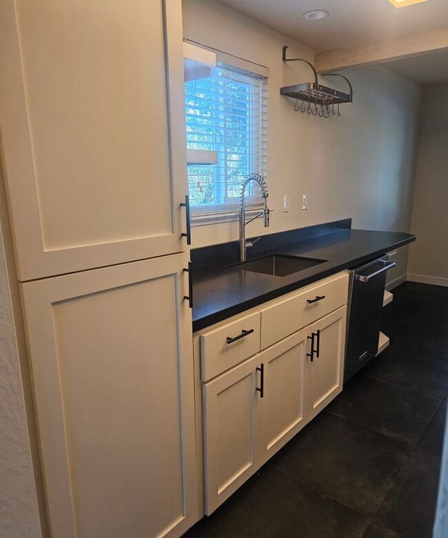 8711 Mountain Blvd in Oakland, CA - Foto de edificio - Building Photo