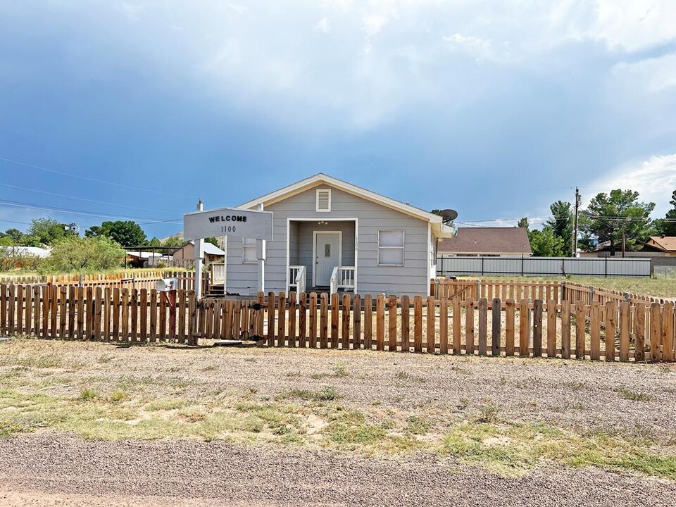 1100 W Stockton Ave in Alpine, TX - Building Photo