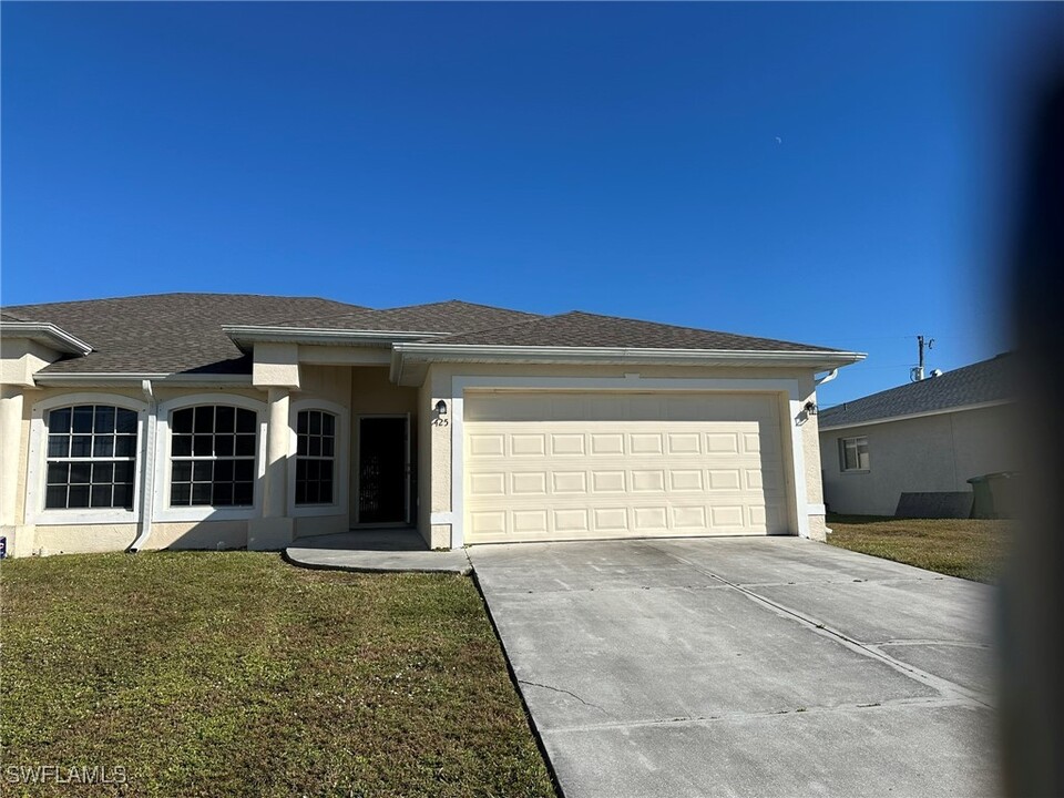 425 SE 23rd Pl in Cape Coral, FL - Building Photo