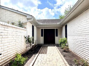 13819 Wickersham Ln in Houston, TX - Building Photo - Building Photo