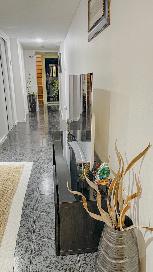 700 Brock Av in Toronto, ON - Building Photo - Building Photo