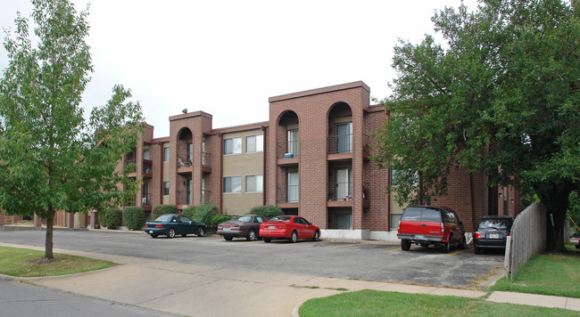 Monterey Apartments in Topeka, KS - Building Photo - Building Photo