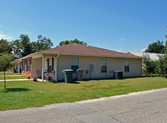 6991-6997 Marie Ave in Pensacola, FL - Foto de edificio - Building Photo