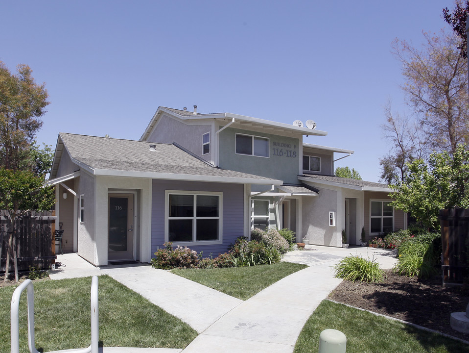 Moore Village in Davis, CA - Foto de edificio