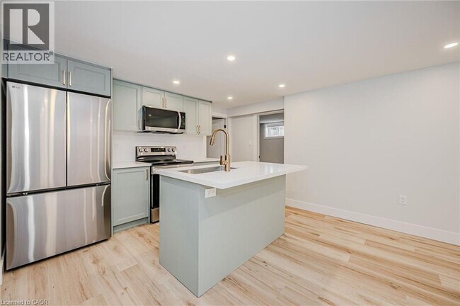38 Endfield Ave in Hamilton, ON - Building Photo - Building Photo