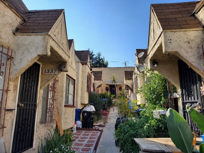 1337 N Alvarado St in Los Angeles, CA - Building Photo - Building Photo