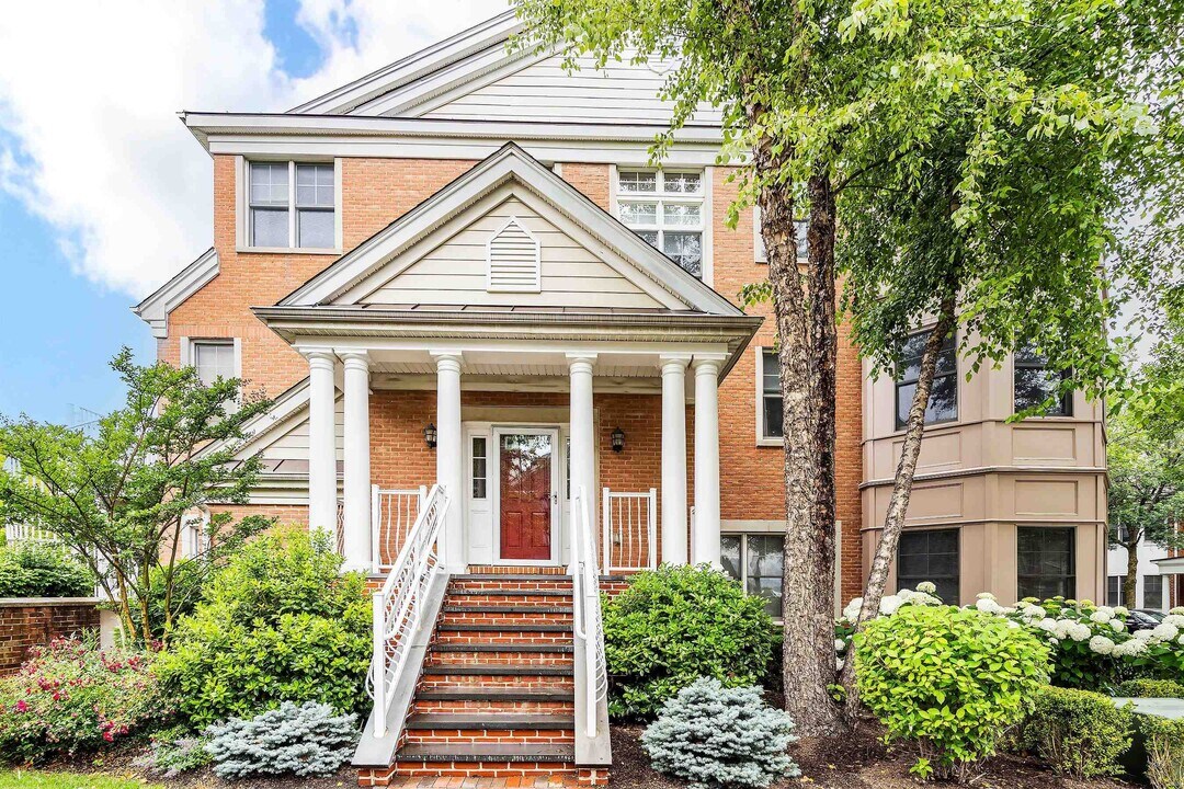65 Independence Way in Jersey City, NJ - Building Photo